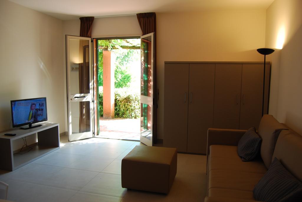Residenze Al Colle Dei Pini Apart otel Riccione Oda fotoğraf