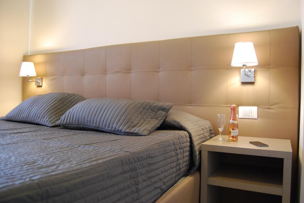 Residenze Al Colle Dei Pini Apart otel Riccione Oda fotoğraf